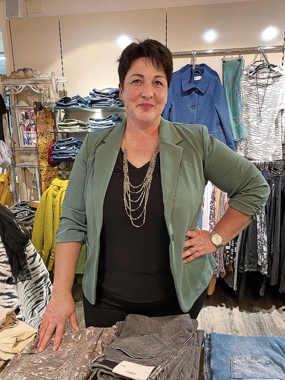 Unabhängig, bodenständig und stilsicher: Ursula Jakob-Schmid, die neue Präsidentin der KMU Frauen Bern, führt mit viel Herzblut an ihrem Wohnort in Ins ein Modegeschäft.Bild: zVg 