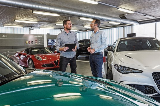 Satisfait en tous points: Christian Maier, directeur du Schloss-Garage à Winterthour (à dr.), en conversation avec le conseiller PEIK Oliver Mathys.Photo: dr