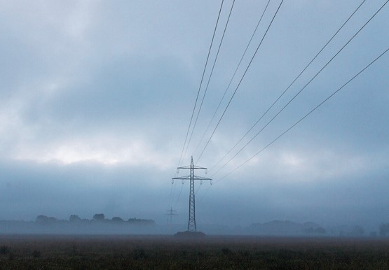 Der Vorschlag des Bundesrats ist eine wahre Schatztruhe für die Strombarone: Stromtrasse im Nebel. Bild: 123 RF