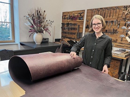 Nachhaltig, traditionell und fast für die Ewigkeit: Sara Noemi Kohler arbeitet mit kostbarem Material. Bilder: CR