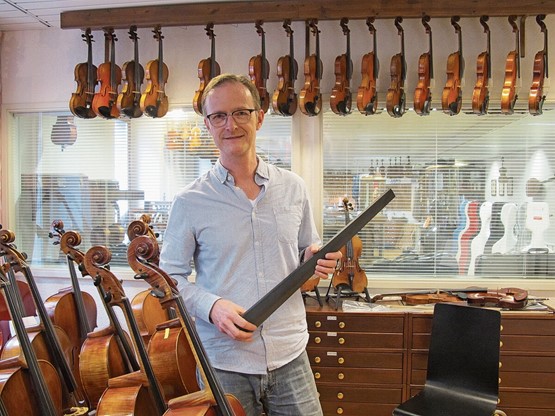 Le luthier John-Eric Traelnes utilise un matériau révolutionnaire pour remplacer l’ébène. Photo: FOG