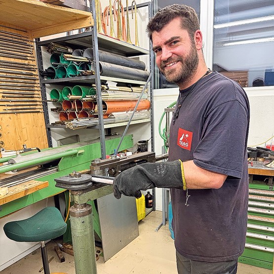 Präzise Schweizer Handarbeit: Fabian Bächi legt höchste Ansprüche an die Qualität, respektive die Langlebigkeit seiner Metall-blasinstrumente.