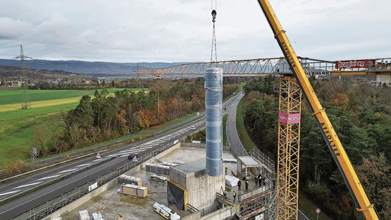 Das Herzstück des neuen Energiekonzepts: Der thermische Energiespeicher ist 15 Meter hoch, 5 Tonnen schwer und verfügt über ein Fassungsvermögen von 45 000 Litern. 