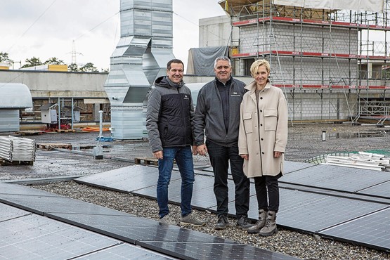 Investieren in eine nachhaltige Zukunft (v.l.): Fred Zwahlen, Nando und Manuela Wieser von der Geschäftsleitung der Autobahn-Garage.Bilder: zVg