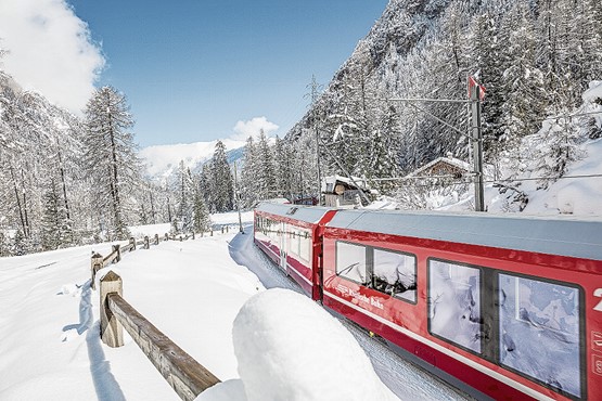 Nicht nur der Glacier-Express, auch die Züge der Rhätischen Bahn von Thusis nach St. Moritz verkehren auf der Albulastrecke. Bild: Rhätische Bahn