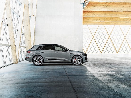Der Audi Q8 e-tron hat sich bezüglich Reichweite, Fahrdynamik und Bediensoftware markant verbessert.Bild: zVg