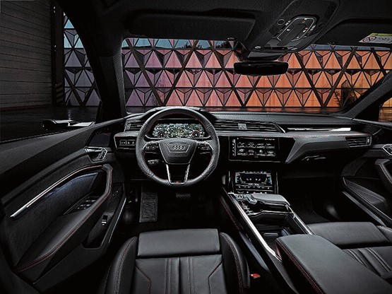 Der Audi Q8 e-tron hat sich bezüglich Reichweite, Fahrdynamik und Bediensoftware markant verbessert.Bild: zVg
