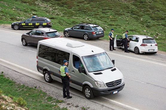 Eine mobile Kontrolle durch Angehörige des Schweizer Grenzwachtkorps in der Grenzregion im Kanton Graubünden, aufgenommen im Sommer 2018. Bild: Keystone