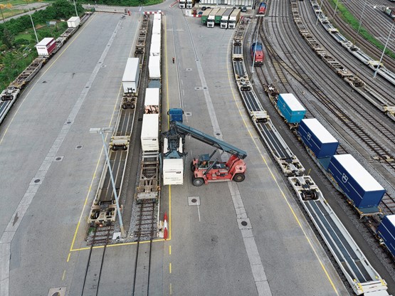 L’Union suisse des arts et métiers demande que tous les modes de transport, tous les acteurs du marché et tous les exploitants d’infrastructures soient impliqués dans la mise au point d’autres options permettant de moderniser et de développer le système du transport de marchandises. Photo: Keystone