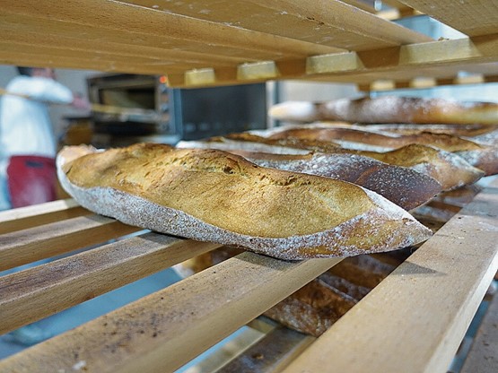 Les baguettes sont préparées la veille et cuite le matin.