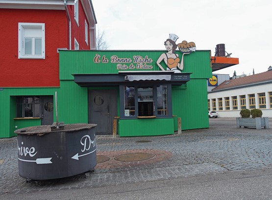 Le drive-in de Moutier est installé dans un ancien garage. Yves Schneider propose un modèle de pain, des baguettes, des boules de Berlin, de la fondue et des saucisses.Photos: FOG