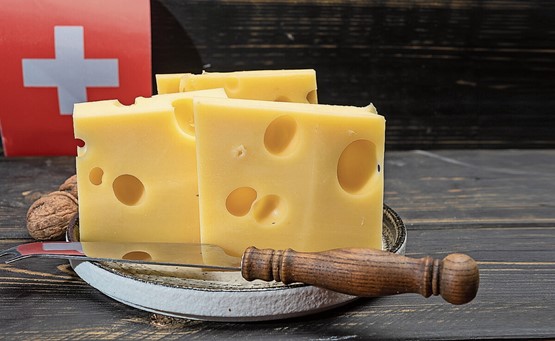 Der berühmteste Käse der Welt: Im Hauptgebäude der Emmentaler Schaukäserei wird mehrmals täglich aus der hochwertigen Rohmilch der Region der einzigartige Emmentaler AOP produziert.Bild: 123 RF