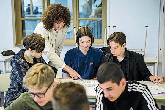 Jugendliche aus der Ukraine: Was sie in der Schweiz lernen, können sie später hier anwenden – oder nach ihrer Rückkehr in die Heimat. Bild: Keystone
