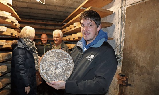 Matthias Vitali mit dem Käse Dötra. Dieser wird aus der Milch erzeugt, die während der Bestossung auf der Dötra ermolken wird.Bilder: kim/LID