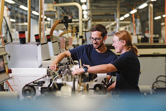 Grundbildung der heutigen Zeit anpassen: Die MEM-Industrie investiert in die Fachkräfte von morgen. Bild: zVg