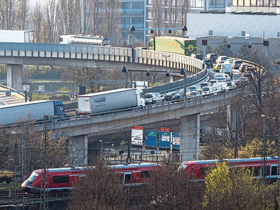 Es wird enger und enger auf Schweizer Strassen. Der gezielte Ausbau der Infrastruktur wird deshalb immer dringlicher. Bild: Keystone