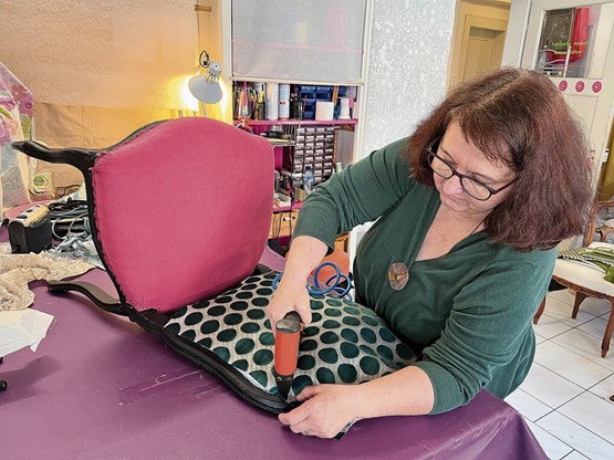 Mit Herz und Seele bei der Arbeit: Margote Beeler macht in ihrem Polster-Atelier im Berner Marzili-Quartier aus alten Möbeln zauberhafte Unikate.Bilder: CR