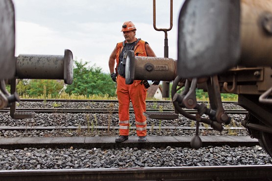 Une contribution unique à l’introduction de l’attelage automatique numérique devrait contribuer à moderniser le transport par wagons isolés. Photo: Keystone