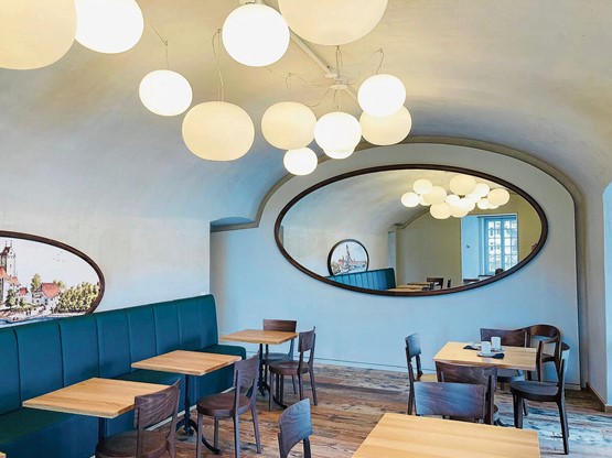 Ein Ort der Begenung für die Bevölkerung: hier die Cafeteria, die zum Verweilen einlädt. Bilder: CR