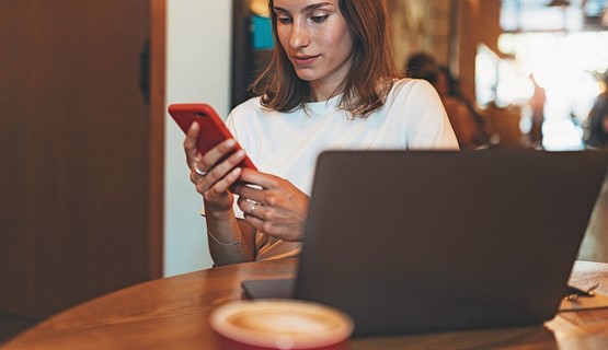 Wenn beispielsweise Google einen Zeitungsartikel auflistet, dann profitiert sowohl das Tech- als auch das Medienunternehmen. Online-Dienste und Zeitungen profitieren gegenseitig voneinander. Eine Frau surft im Internet. Bild: 123RF