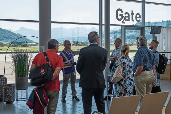Einblicke hinter das Geschehen: eine Führung durch den Flughafen Bern-Belp, hier am Gate 2.  Bild: zVg