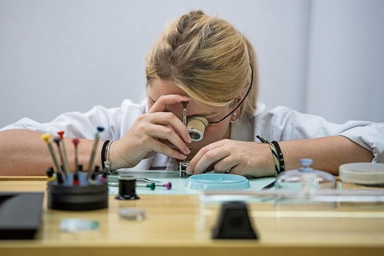 Bereits eine kleine Erhöhung der AHV-Lohnbeiträge verringert bei KMU sofort die Rentabilität. Das wirkt sich negativ auf die Ausbildung und die Schaffung von Lehrstellen aus. Bild: Keystone