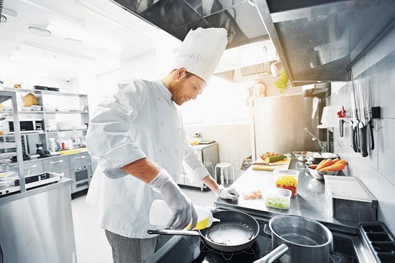 Les plaques de cuisson modernes consomment bien moins d’électricité que les plaques conventionnelles. Les nouvelles prescriptions visent à accélérer le remplacement de ces dernières.Photo: Shutterstock