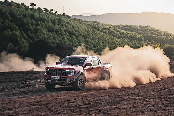 Le Ford Ranger Raptor peut aussi être utilisé comme bête de somme. Mais c’est plus marrant de s’envoler sur le gravier.Photo: dr