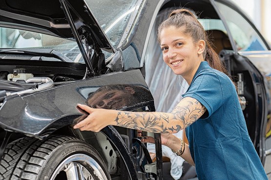 Eine flexible Branche mit viel Potenzial: Gerade in der Grundbildung sind carrosserie suisse und seine Betriebe sehr aktiv. Der Beruf der Carrosserielackiererin ist bei den Frauen sehr beliebt. Bild: Pino Stranieri