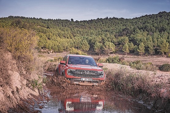 Der Ford Ranger Raptor kann auch als Arbeitstier benutzt werden. Mehr Spass macht es, mit ihm über Schotterpisten zu fliegen.Bild: zVg