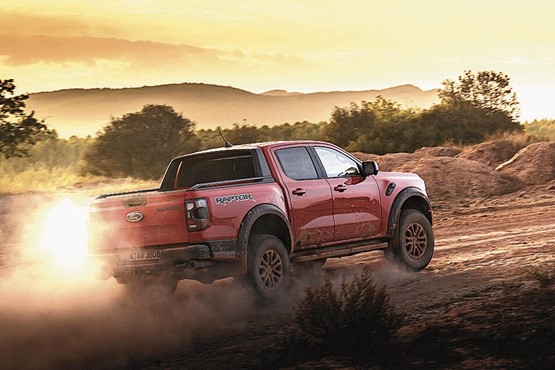 Der Ford Ranger Raptor kann auch als Arbeitstier benutzt werden. Mehr Spass macht es, mit ihm über Schotterpisten zu fliegen.Bild: zVg