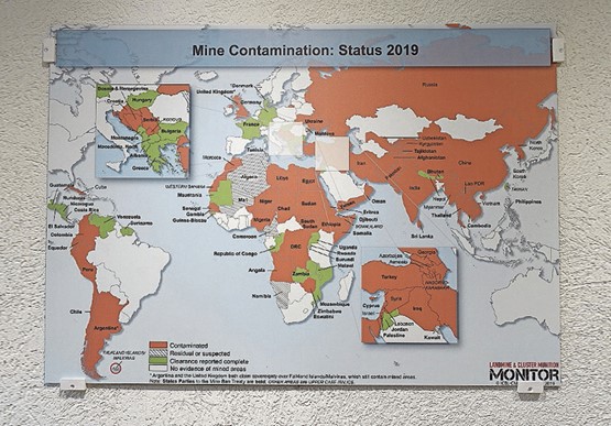 Vielerorts auf der Erde müssen unzählige Minenfelder geräumt werden.	Bilder: Oth