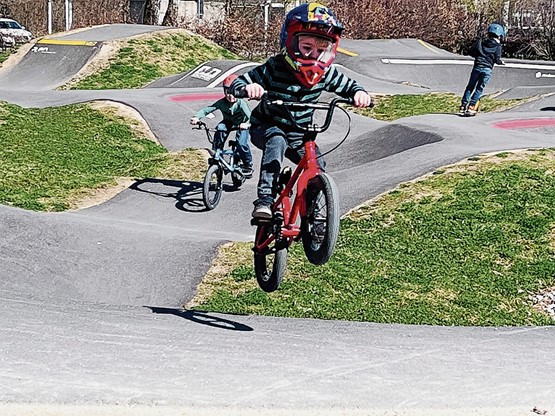 Ein Spielplatz von 3 bis 95: Wer richtig geschickt mit seinem Skateboard, Scooter oder Velo umgehen kann, nutzt die Beschaffenheit der Strecke für sich aus. Hier der Pumptrack Olten. Bild: CR