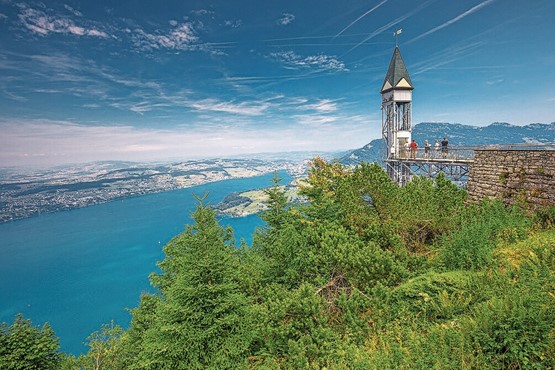 Der Felsenweg auf dem Bürgenstock bietet ein fantastisches Panorama über den Vierwaldstättersee und die Bergwelt. Hier der weltbekannte Hammetschwand-Lift. Bild: 123 RF  