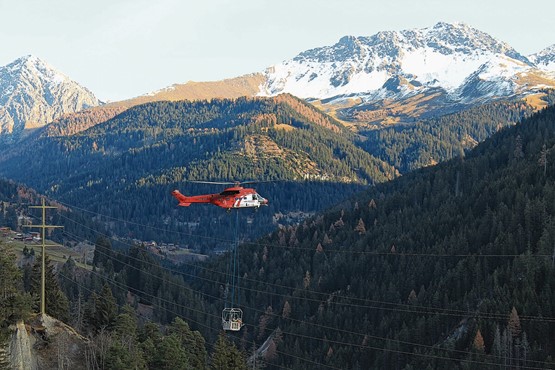 Im Alpenland besonders wichtig: Die Branche stellt einen umfangreichen Service public für die Versorgung und die Gewährleistung der Sicherheit der Verkehrswege, Siedlungsgebiete und touristischen Infrastrukturen zur Verfügung. Hier die Heliswiss International AG bei der Korbmontage.Bild: zVg