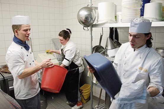 Ein Mindestlohn von 5000 Franken direkt nach der Lehre ist nicht nur in der Gastronomie völlig unrealistisch. Er schadet überdies der dualen Berufsbildung – und der Sozialpartnerschaft. Bild: Keystone