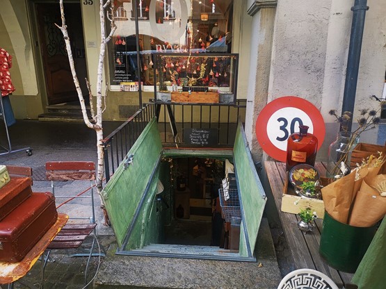 Städter lehnen ein generelles Tempo 30 innerorts klar ab: Marktszene in der Stadt Bern mit Tempo-30-Schild.Bild: En
