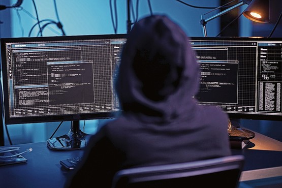 Dunkle Gestalten überall: Auf der ganzen Welt hat die Cyberkriminalität massiv zugenommen. In der Schweiz gab es innert eines Jahres 61 Prozent mehr Cyberangriffe. Bild: 123RF