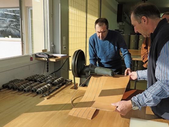 Höchste Handwerkskunst nach Schweizer Werten: Christian und Marcel Frei (v.l.) produzieren in einer der letzten Gürtelfabrik in Nussbaumen edle und hochwertige Ledergürtel. 