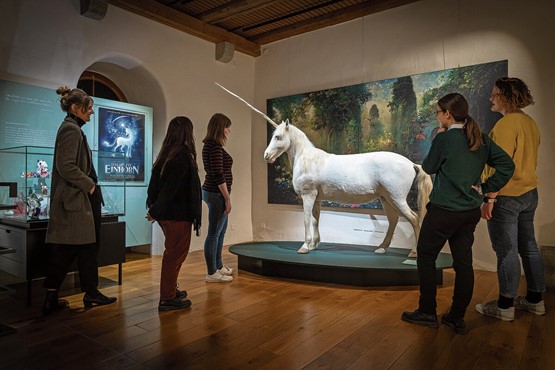 Auf Schloss Lenzburg wird eine neue kleine Sonderausstellung gezeigt, welche dem Fabelwesen Einhorn gewidmet ist.Bild: Museum Aargau 