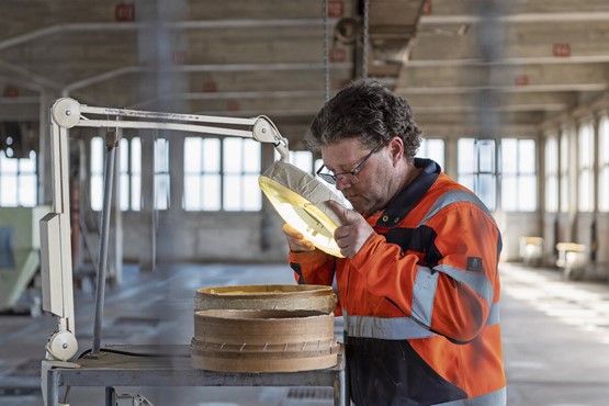 Des experts: l’un d’eux, à l’occasion du contrôle de qualité dans le silo 2 de l’entreprise Rhenus Logistics à Bâle.Photo: Keystone