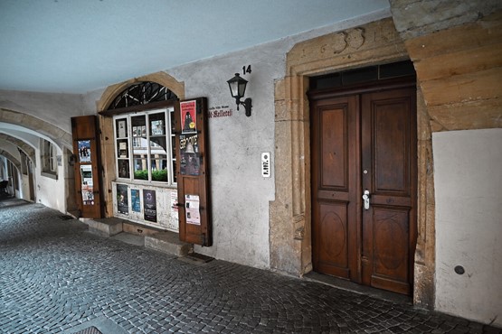 La librairie que Christian a créée sous les arcades.