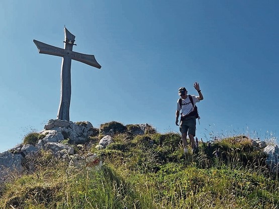 Faszination Gipfelkreuz. Nie zuvor hat ein Buch so zeitnah und umfassend beschrieben, welche Schicksale und Gedanken in den Gipfelkreuzen der Alpen stecken.Bild. zVg