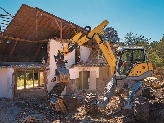Schonender Abbau – Bauteil für Bauteil: Rund 95 Prozent von einem abgebrochenen Einfamilienhaus kann wieder verwertet werden. Bild: zVg