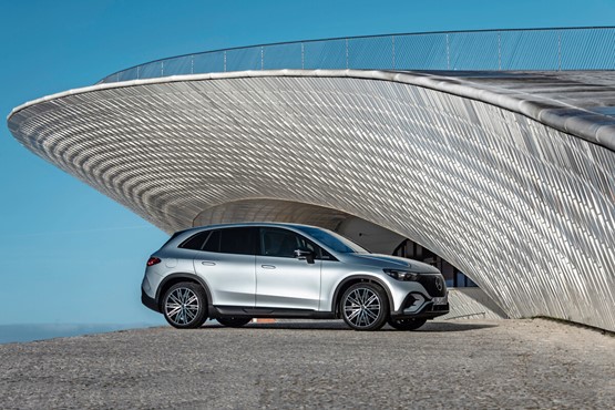 Der EQE SUV ist etwas kürzer als die gleichnamige Limousine – das ergibt optisch schönere Proportionen.Bild: zVg