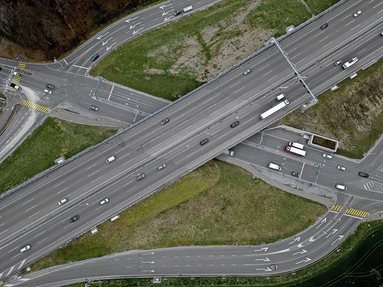 Eine leistungsfähige Verkehrsinfrastruktur – und vor allem gut ausgebaute Nationalstrassen – ist für Schweizer KMU von zentraler Bedeutung.Bild: Keystone