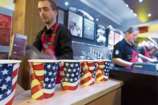 Starbucks Schweiz – hier eine ältere Aufnahme einer Filiale in Bern während einer US-Präsidentschaftswahl – zahlt unter anderem Geld an den WWF. Bild: Keystone