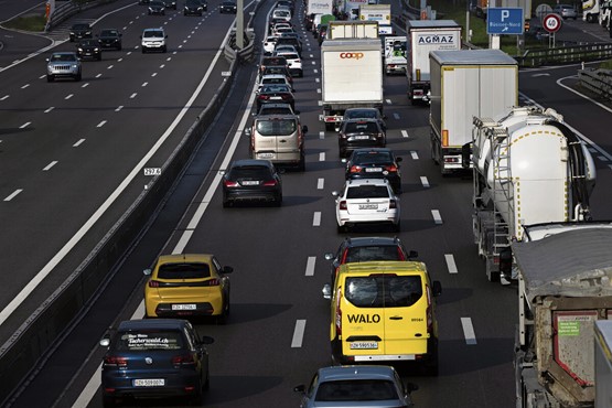 Die LSVA, welche auf Lastwagen ab 3,5 Tonnen Gesamtgewicht erhoben wird, soll auf elektrisch angetriebene Fahrzeuge ausgedehnt werden. Im Bild Lastwagen und Autos, die auf der A1 im Stau stehen.Bild: Keystone