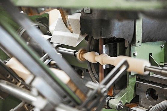 Mit viel Fingerspitzengefühl werden die Holzprodukte hergestellt.