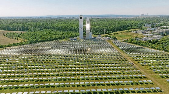 Die Schweizer Firma Synhelion hat im vergangenen Sommer als weltweit erstes Unternehmen E-Fuels im industriellen Massstab produziert: im Bild die Anlage im deutschen Jülich.Bild: Synhelion